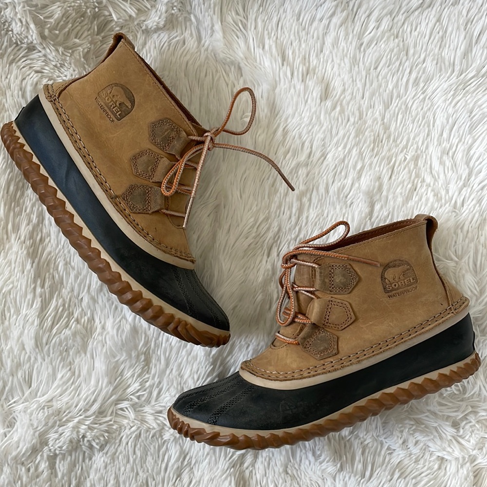 Sorel Out and About Waterproof Leather Ankle Boots size 8. Fit size 7 better.